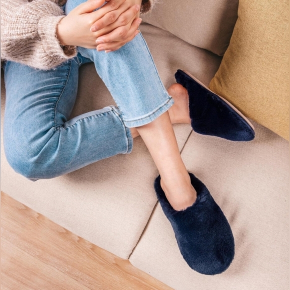 Snug Leaves Women's Fuzzy Memory Foam Indoor House Slippers with Anti-Slip Sole - Picture 2 of 8